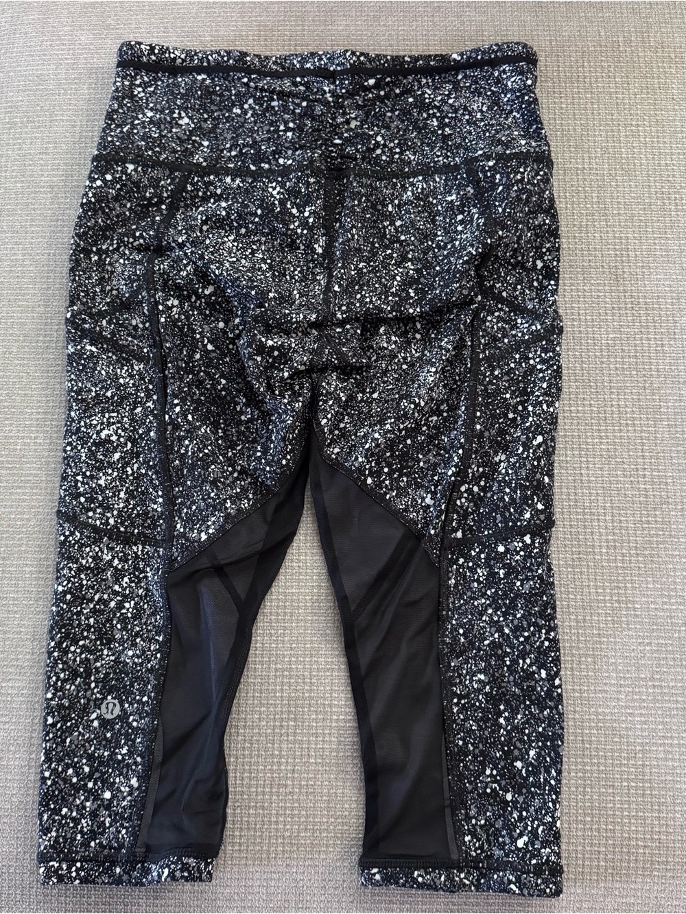 Lululemon Black & White Speckled Athletic Leggings with Mesh Panels pockets 6